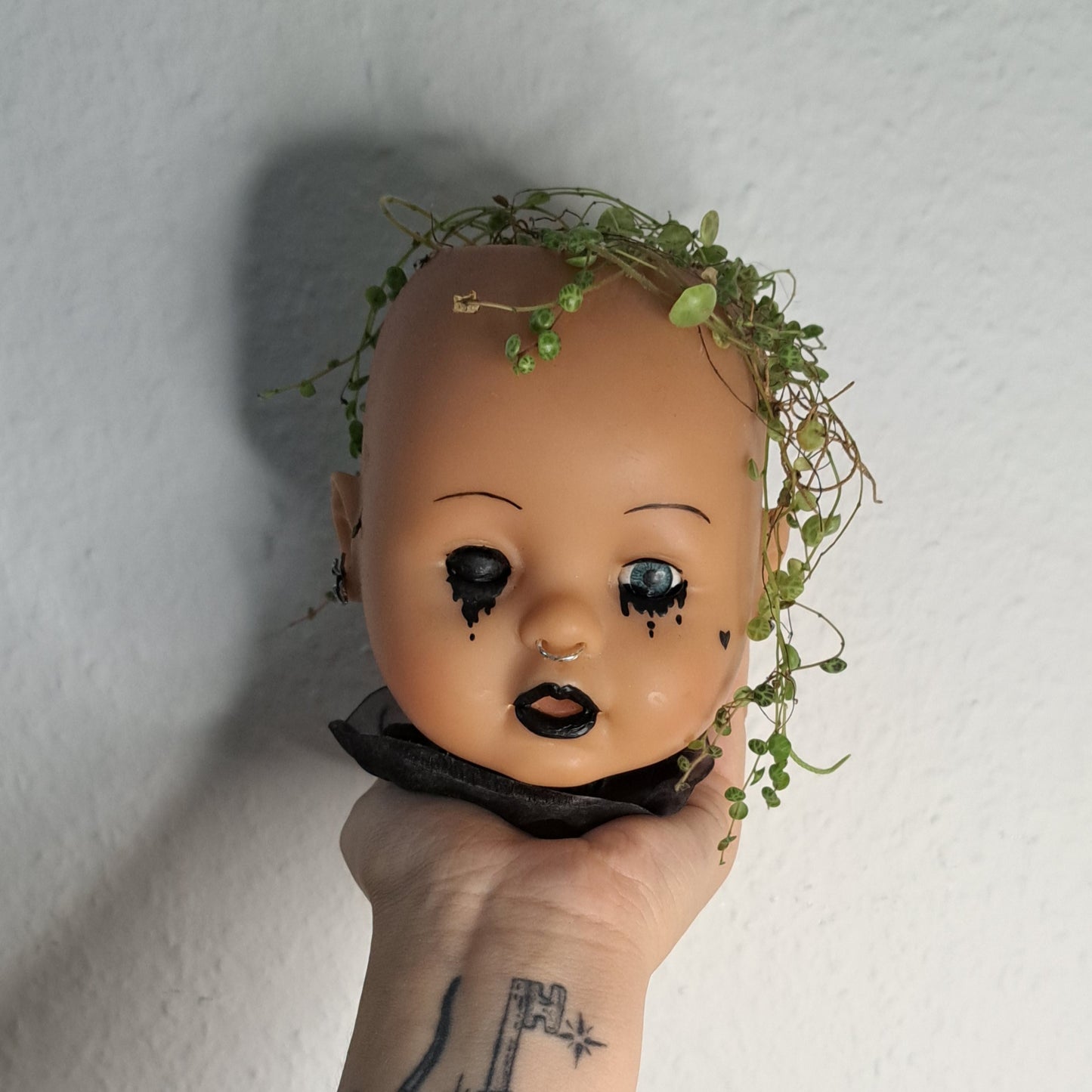 Handbemalter Baby Topf "Goth Crybaby"