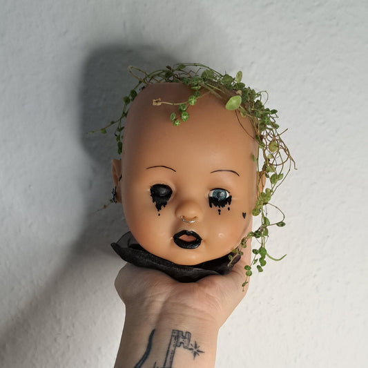 Handbemalter Baby Topf "Goth Crybaby"